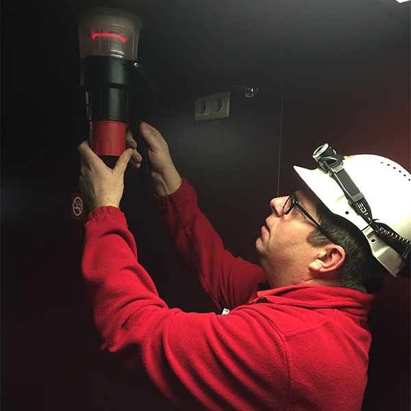 Service aan branddetectie systeem schip Eltek Fire & Safety