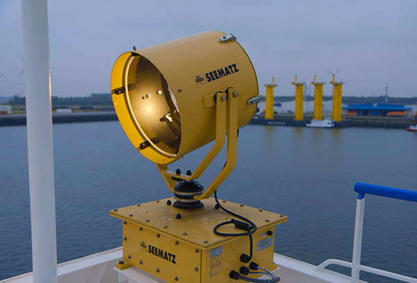 Seematz zoeklicht op ferry
